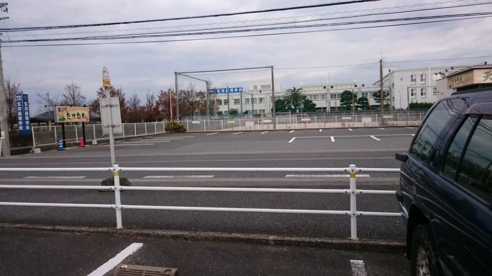 ラーメンよろしく 福岡市西区　駐車場と玄洋高校