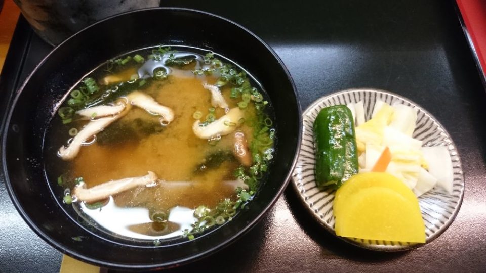 弥助寿司 早良区 味噌汁と漬物
